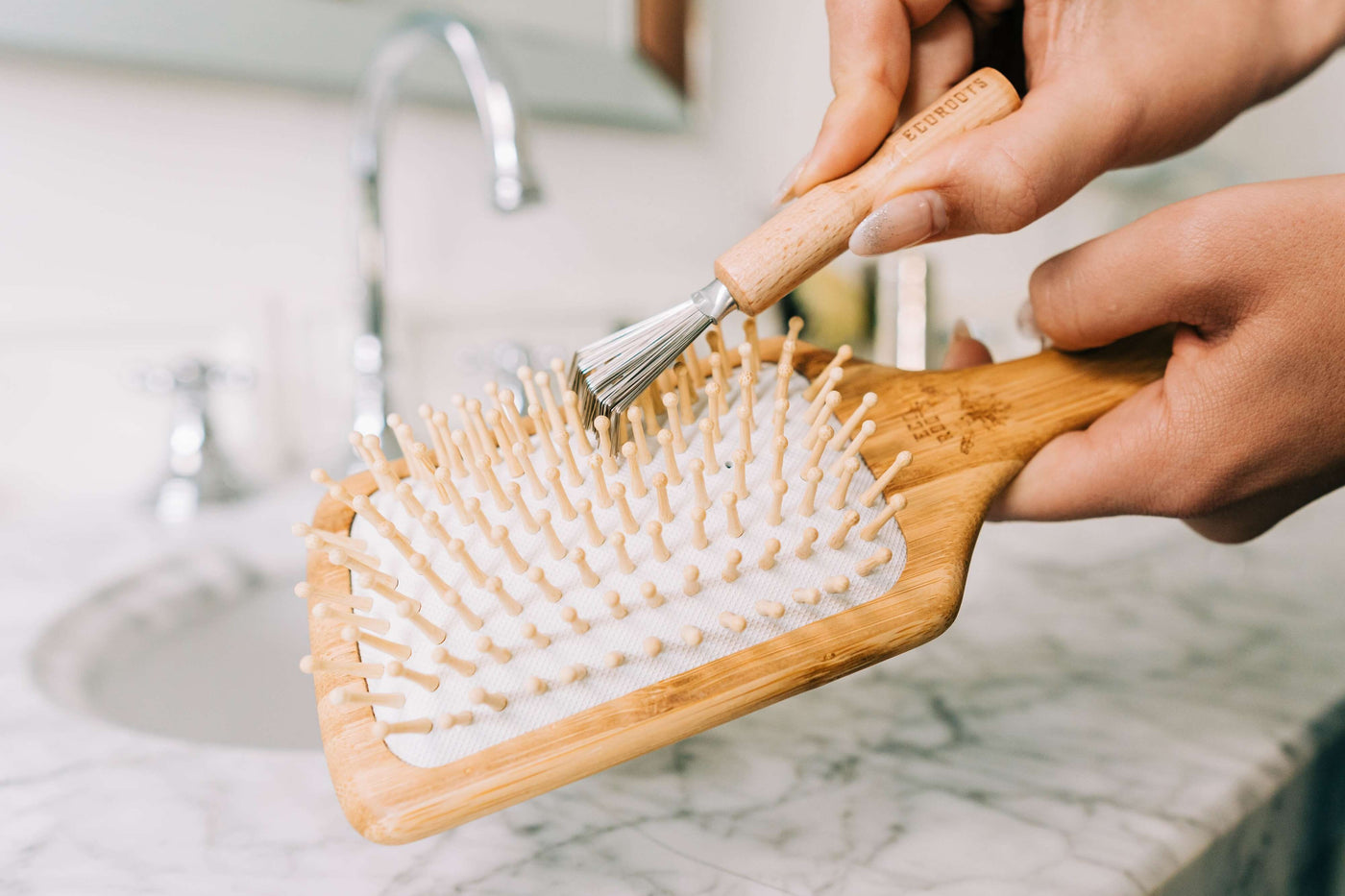 Wooden Hair Brush - Bundle shampoo
